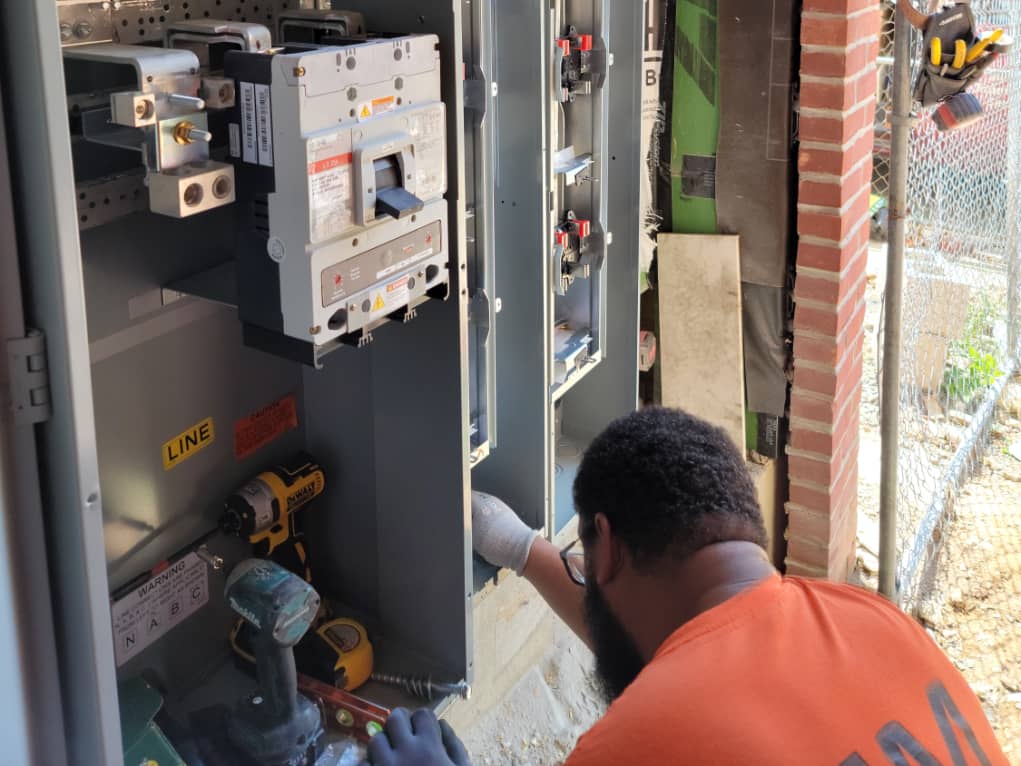 am eletric's electrician installing 600amp 9 gang meter